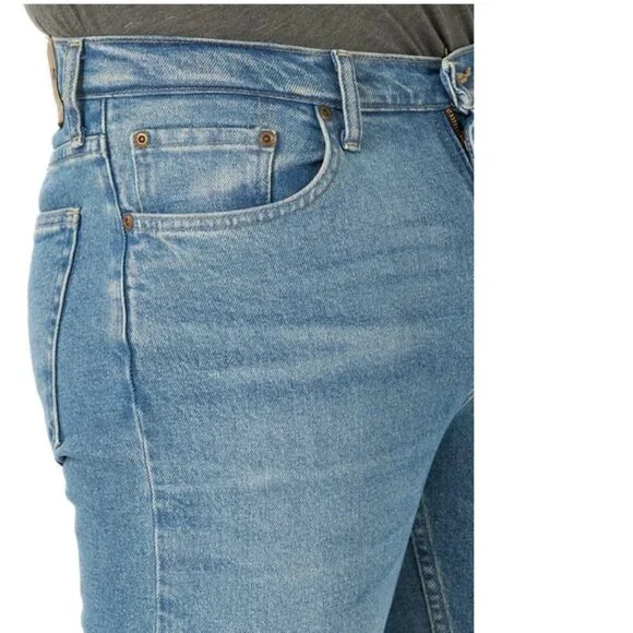 Wrangler Men's Relaxed Fit Jeans with Flex Blue Light Wash Size 44W x 30L - Picture 7 of 16